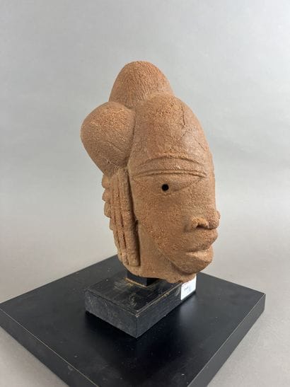 °°Tête Nok, Nigéria 
Coiffe formée de quatre...