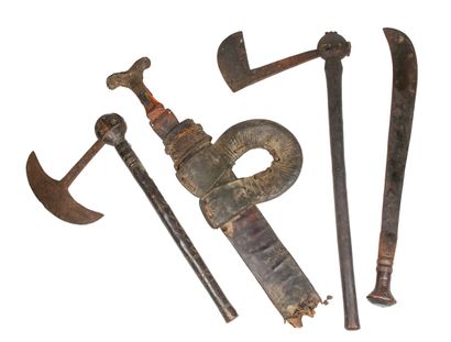 Lot de quatre armes

-A. Deux herminettes...