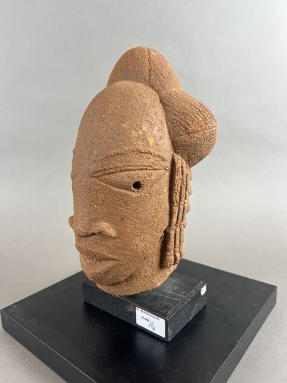 °°Tête Nok, Nigéria 
Coiffe formée de quatre...