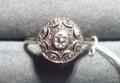 Petite bague ancienne de forme ronde, avec...