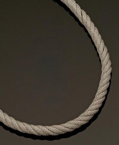 Important collier torsade en argent terminé...