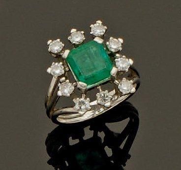 Importante bague en or gris et platine. Au...