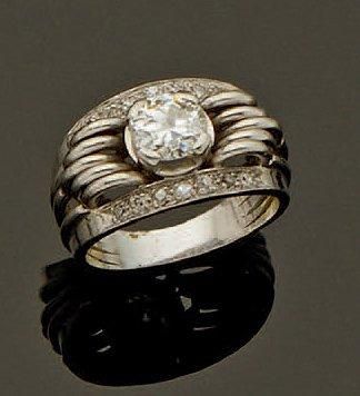 Originale bague en platine ornée en son centre...