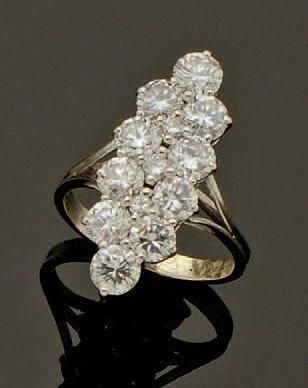 Élégante bague en or gris, de forme losangique...