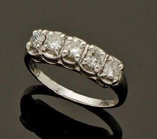 Bague rivière, ornée de cinq diamants taille...