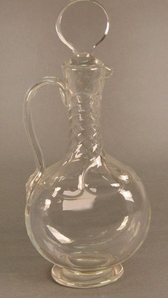 Aiguière en verre à panse aplatie sur piédouche,...