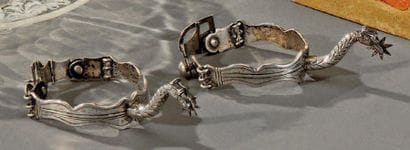 Paire d'éperons en argent ciselé, la branche...