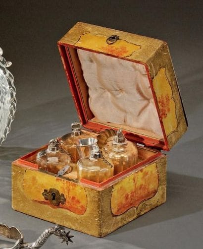 Coffret nécessaire à parfum, carré en bois...