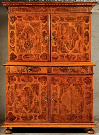 Cabinet deux corps à léger retrait en noyer...