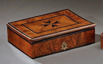 Coffret en placage de noyer marqueté d'une...