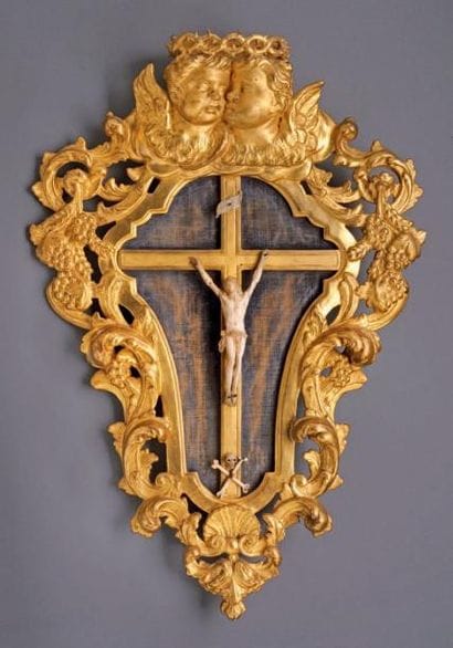 Crucifix en ivoire dans un important encadrement...