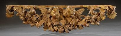 Beau motif en bois sculpté en ronde-bosse...