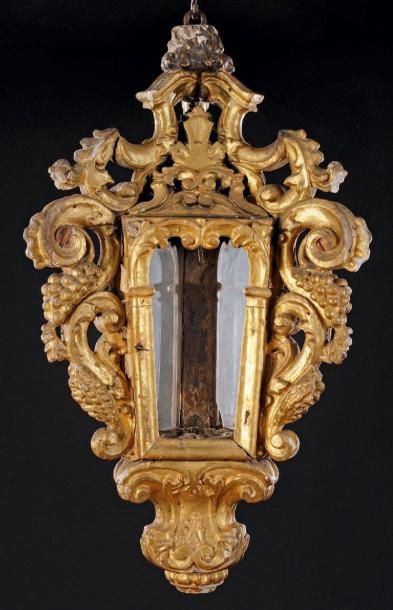 Belle lanterne triangulaire en bois doré,...