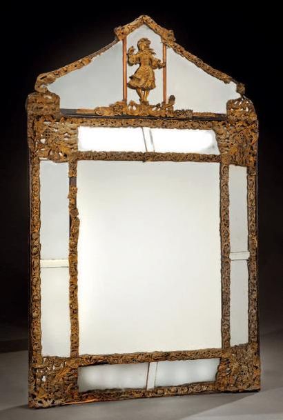 Miroir rectangulaire à doucine, décor en...