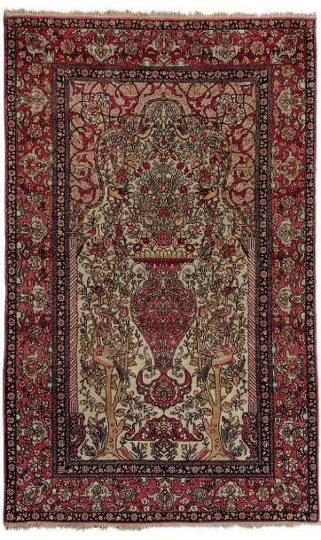 IRAN
Tapis à décor sous mihrab d'un vase...