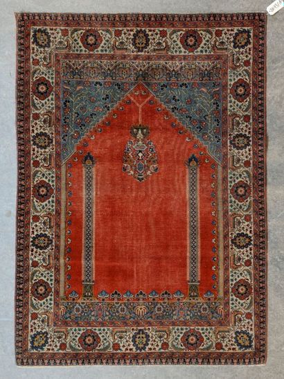TABRIZ
Tapis de prière à champ rouge, lanterne...