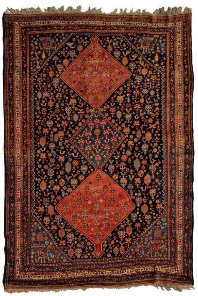CAUCASE
Tapis à champ bleu nuit et trois...