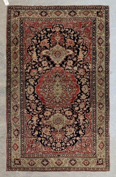 TÉHÉRAN
Beau tapis à rosace centrale et deux...