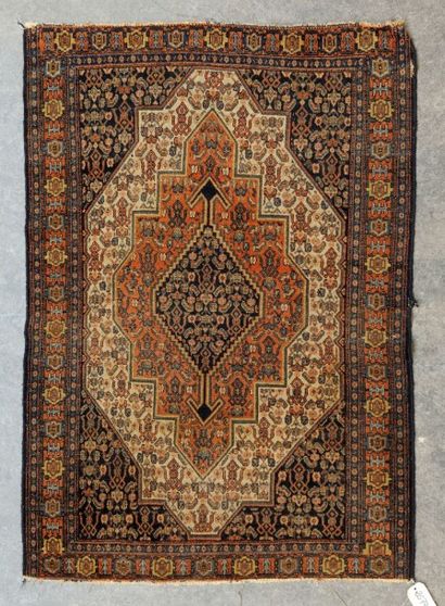 SENNEH
Tapis à double médaillon central crénelé...