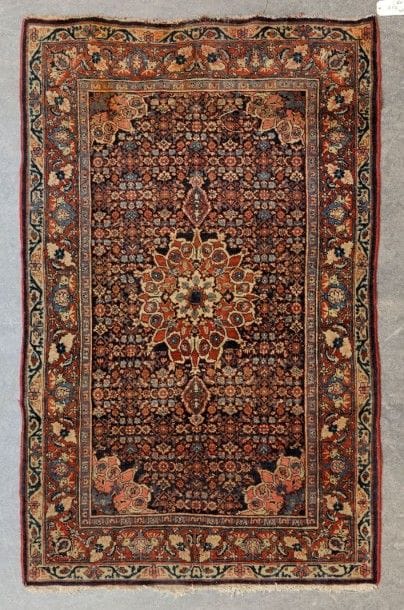 Tapis à rosace centrale sur fond bleu, bordure...