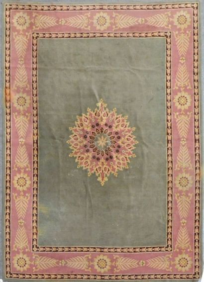 SAVONNERIE
Tapis à rosace centrale néogothique...