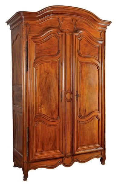 Belle armoire en noyer simplement mouluré...