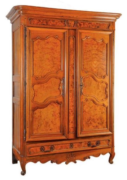 Belle armoire blonde en noyer mouluré et...