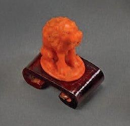 Charmant cachet en corail sculpté figurant...