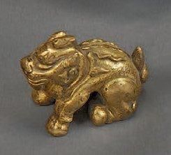 CHINE, XXe siècle
Petite chimère en bronze...