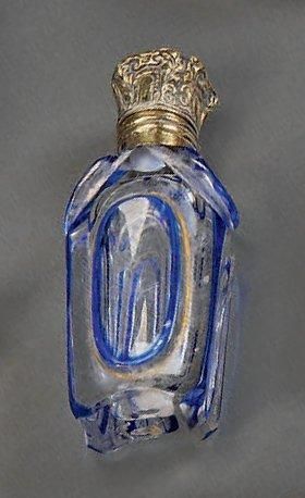 Flacon à sel en verre taillé overlay bleu...