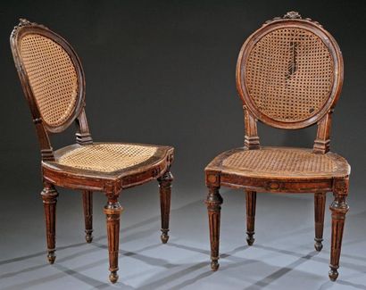 Paire de chaises cabriolet cannées en noyer...