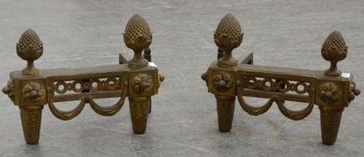 Paire de chenets en bronze à frise ajourée,...