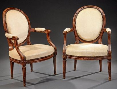 Paire de fauteuils cabriolet en hêtre teinté...