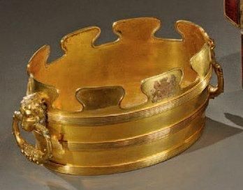 Verrière ovale en bronze doré armorié, le...
