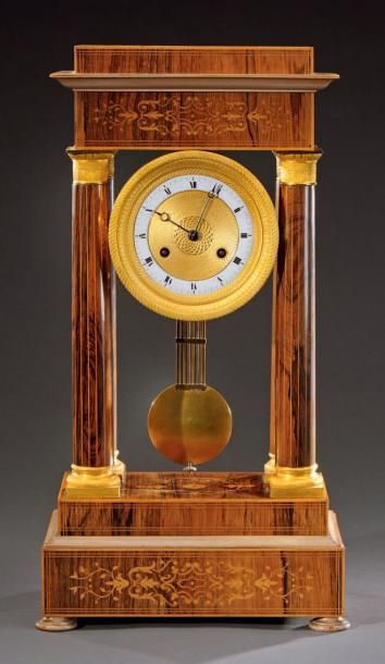 Pendule portique en placage de palissandre...