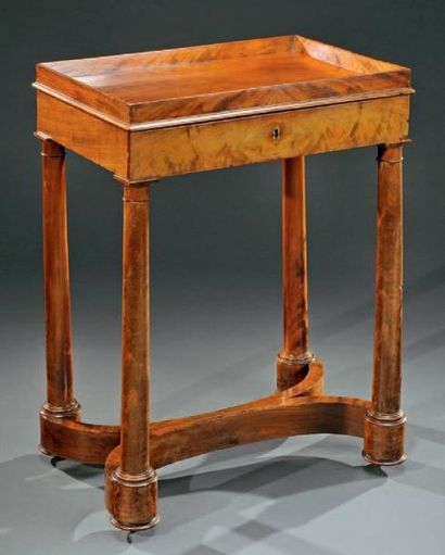 Table de salon rectangulaire en placage d'acajou...