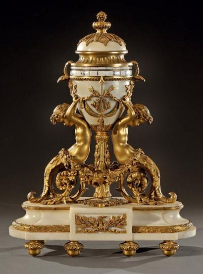 Importante pendule en marbre blanc et bronze...