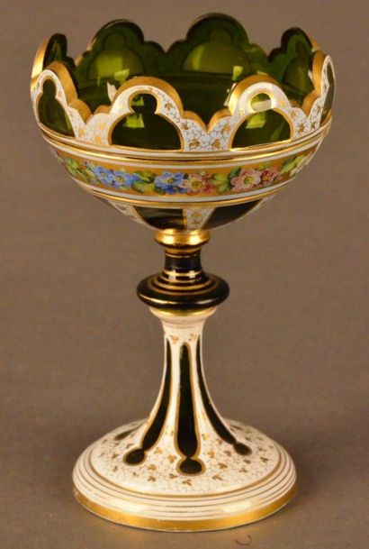 Belle coupe en verre taillé teinté vert à...