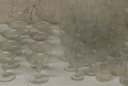 Service en cristal à décor de pointe de diamants,...