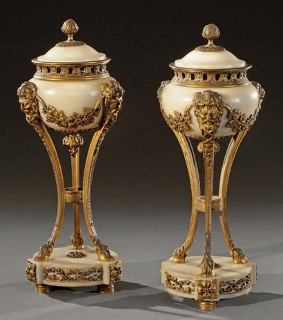 Paire de cassolettes pot-pourri couvertes...