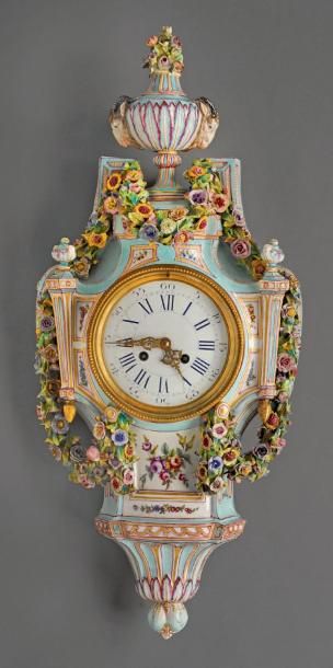 Cartel d'applique en porcelaine polychrome...