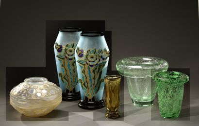 Vase en verre bullé vert. Signé
H. 25 cm...