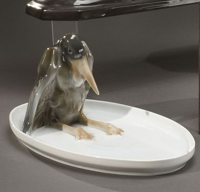 Plat ovale blanc orné d'une figurine de cormoran...