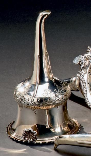 Filtre à vin en argent en forme de vase Médicis...