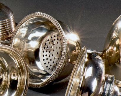 Filtre à vin ovoïde en argent uni et sa grille,...