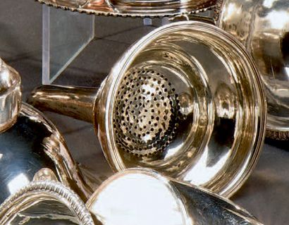 Filtre à vin de forme balustre en argent...