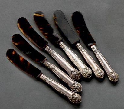 Très rare suite de six couteaux à caviar...