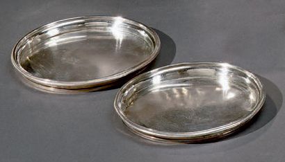 Paire de dessous de bouteille en argent à...