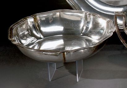 Plat rond en argent à cinq lobes moulurés...