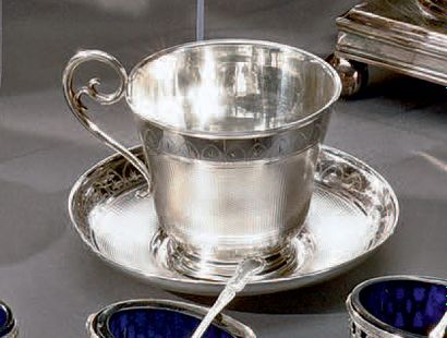 Grande tasse à chocolat balustre sur piédouche...